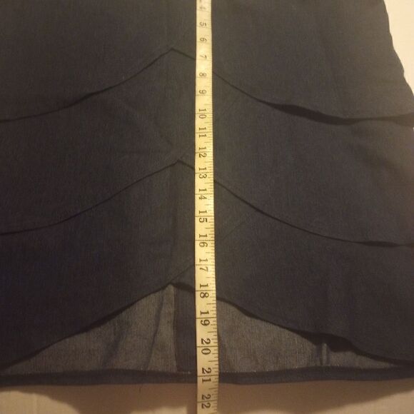 Larry Levine ruffled dark wash denim skirt with scalloped hem - Picture 5 of 9